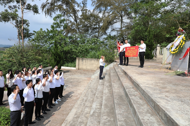 威寧資產公司機關黨支部到斑峰烈士陵園祭英烈.jpg