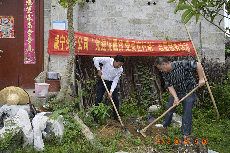 一幫一聯(lián)結(jié)隊樹植樹組，組員幫助2戶幫扶貧困戶在房前屋后閑置土地上種植果樹，為鄉(xiāng)村建設(shè)增添一抹綠色，進(jìn)一步美化村容村貌。.JPG